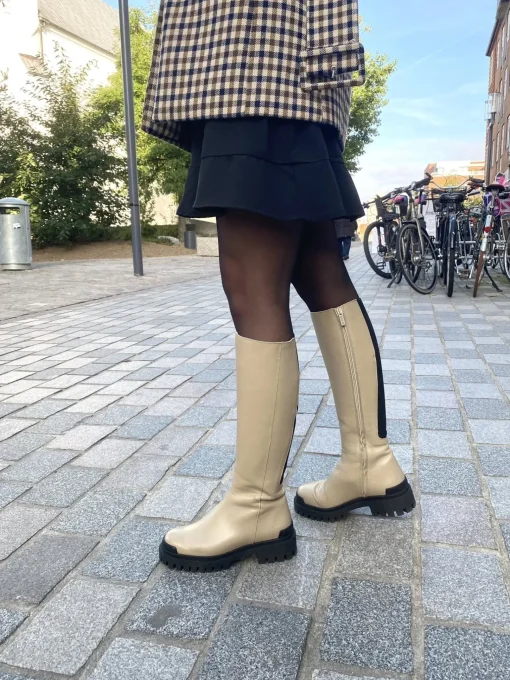 Angulus-7711-101-lang-beige-støvle-grov-sål