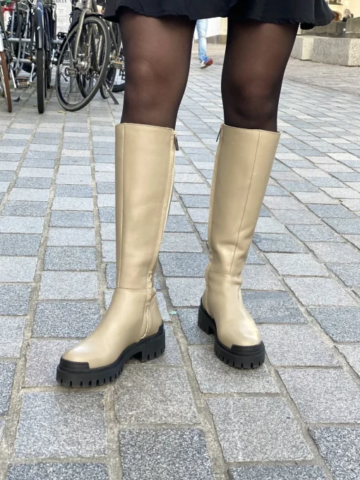 Angulus-7711-101-lang-beige-støvle-grov-sål