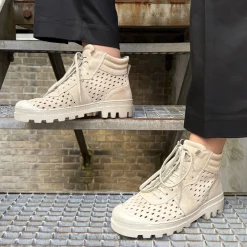 Lofina 7423 Beige snøre støvle med perforeringer