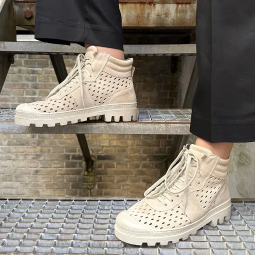 Lofina 7423 Beige snøre støvle med perforeringer