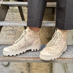 Lofina 7423 Beige snøre støvle med perforeringer