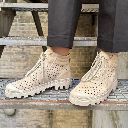 Lofina 7423 Beige snøre støvle med perforeringer