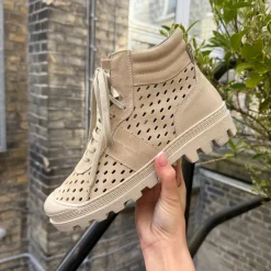 Lofina 7423 Beige snøre støvle med perforeringer